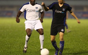 Dwight Yorke không thể chiến thắng Ronny Johnsen