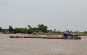 Sông Hồng sắp 'nuốt trôi' đường tỉnh lộ ở Yên Bái