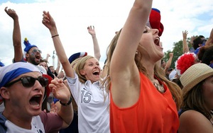Cổ động viên Pháp vỡ òa với chiến thắng ngược dòng trước CH Ireland