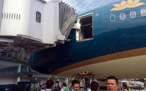 Boeing 787 Dreamliner của Vietnam Airlines bị vỡ cửa sau va chạm hi hữu