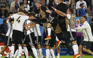 Mehmet Scholl vẫn chỉ trích gay gắt Joachim Loew vì dùng 3 trung vệ trước Italy