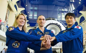 Rạng sáng mai, nữ phi hành gia Mỹ xinh đẹp bay vào vũ trụ cùng 2 đồng nghiệp nam