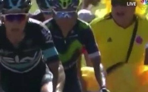 Tour de France: CĐV ăn đấm vì chạy theo xe của Chris Froome