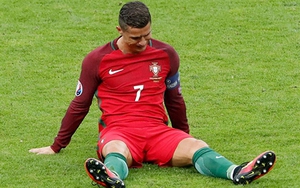 HI HỮU: Cristiano Ronaldo bị bướm đậu vào mặt ở khoảnh khắc anh nằm vật ra sân