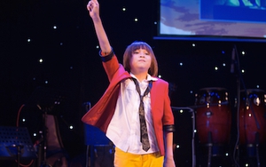 'Người hùng tí hon' Thiên Khôi nhận học bổng của trường nhạc sĩ Đức Trí