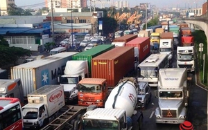 Bị xe tải lật chắn ngang, cầu Sài Gòn kẹt cứng