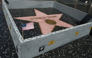 Ngôi sao của Donald Trump trên Đại lộ Danh vọng Hollywood bị rào tường gỗ