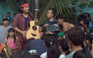 VIDEO: Hồ Văn Cường về quê trong sự chào đón nồng nhiệt