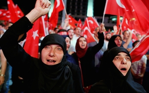 Đảo chính ở Thổ Nhĩ Kỳ: EU và Thổ Nhĩ Kỳ tranh cãi, biểu tình phản đối đảo chính vẫn tiếp tục