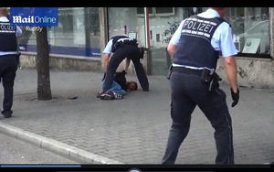 VIDEO: Cảnh sát Đức 'bắt nóng' kẻ vung dao cuồng sát trên đường phố