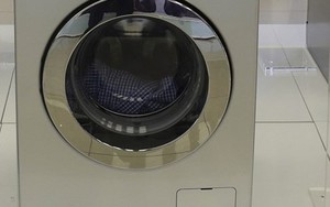 Một bà mẹ bị bắt vì để con 3 tuổi tử vong trong máy giặt