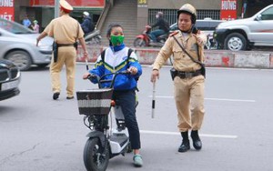 Hà Nội: Xử lý nhiều học sinh đi xe máy điện không đội mũ bảo hiểm