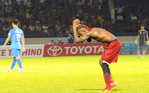 'Stevens và Fagan vái lạy trọng tài vì ức chế tâm lý'