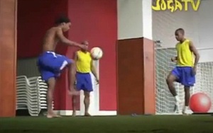 Xem 3 siêu sao một thời của Brazil tâng bóng bằng chân trần như ma thuật