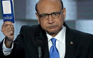 Cha binh sĩ đã hy sinh mang hiến pháp Mỹ để 'dạy' Donald Trump