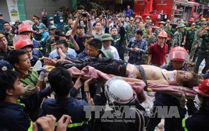 Sập nhà tại phố cổ Hà Nội - Toàn bộ 8 nạn nhân mắc kẹt được giải cứu