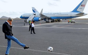ẢNH ĐỘC: Ngoại trưởng Mỹ John Kerry... đá bóng trên đường băng
