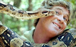 Sau 10 năm, vợ của vua săn cá sấu vẫn không hẹn hò