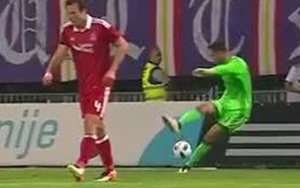 Thủ môn biến đồng đội thành tội đồ, làm đội bóng bị loại KHÔNG THỂ TIN NỔI