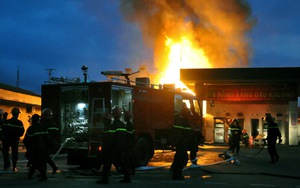 Đốt vàng mã, cháy đùng đùng luôn cả xe bồn chở xăng