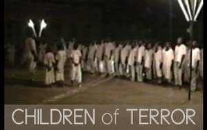 Clip rùng rợn quay cảnh bé gái tập chặt đầu búp bê của IS