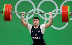 Lực sỹ cử tạ Armenia gãy tay KINH HOÀNG khi thi đấu
