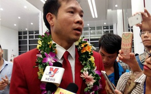 VIDEO: Biển người 'BAO VÂY' Hoàng Xuân Vinh tại sân bay Nội Bài