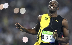 Usain Bolt quay lại mỉm cười với đối thủ trước khi cán đích