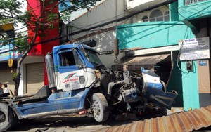 Container 'cày nát' dải phân cách, đâm 2 người thương vong