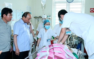 Thủ tướng Nguyễn Xuân Phúc thăm các nạn nhân vụ nổ súng Yên Bái