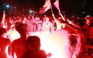 CĐV Hải Phòng đốt pháo sáng, BTC sân Khánh Hòa bị phạt 15 triệu đồng