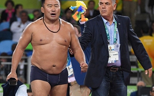 SỐC: Hai HLV vật Mông Cổ cởi phăng quần áo để phản đối trọng tài