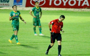 Trung vệ Chí Công bị treo giò 5 trận vì hăm dọa trọng tài