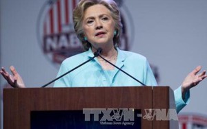 Bà Clinton lại gặp rắc rối với quỹ từ thiện gia đình