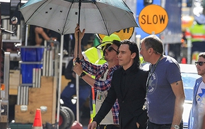 Tom Hiddleston sang chảnh, thuê người che ô tại phim trường
