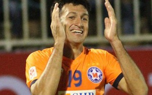 VIDEO: 'Sát thủ' Merlo ném bóng phản đối vì 2 lần bị thổi phạt việt vị