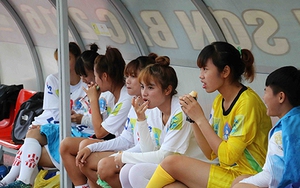 Cầu thủ gặm bánh mì chờ sân Thống Nhất hết ngập