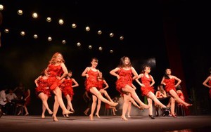 Các 'Amser' diễn nhạc kịch dựng từ phim hài Mỹ