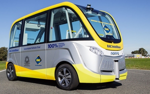 Xe buýt không người lái chở 11 người xuống phố