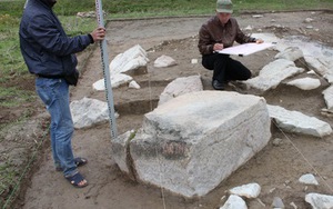 Xuất lộ nhiều khối đá nguyên khối lớn tại Thành Nhà Hồ