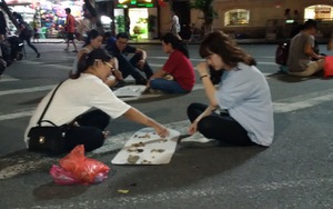 Phố đi bộ Hồ Gươm: Cơn mưa rào khiến ngày hoạt động đầu tiên phải 'giải tán' sớm