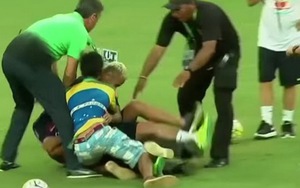 Fan cuồng vật ngã Neymar trong buổi tập của Brazil