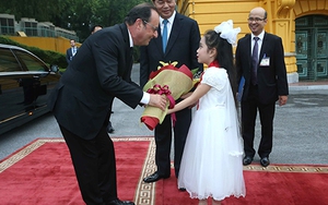 CHÙM ẢNH: Đón Tổng thống Pháp Francois Hollande tại sân bay Nội Bài và Phủ Chủ tịch