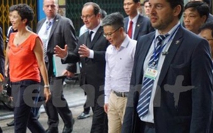 CHÙM ẢNH: Tổng thống Pháp Hollande, GS Ngô Bảo Châu dạo phố cổ Hà Nội