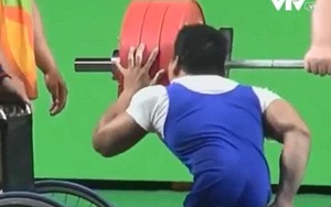 ĐẶC BIỆT: Lê Văn Công HÔN tạ sau khi giành HCV ở Paralympic