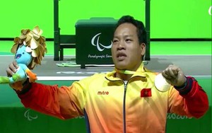 Lực sĩ Văn Công nhận 'mưa' lời chúc sau khi đoạt HCV