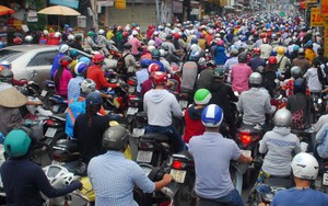 Giờ cao điểm, người Sài Gòn nhích... từng cm trên đường