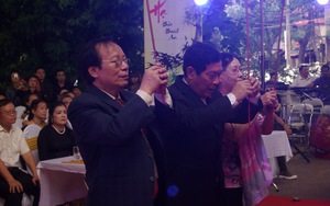 Sân khấu phía Bắc tất bật cúng Tổ nghề