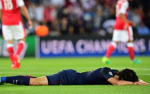 Cavani được CĐV Arsenal CẢM ƠN vì... vô duyên kì lạ