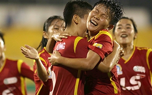 Con trai HLV Văn Thị Thanh òa khóc khi đội của mẹ thua trận